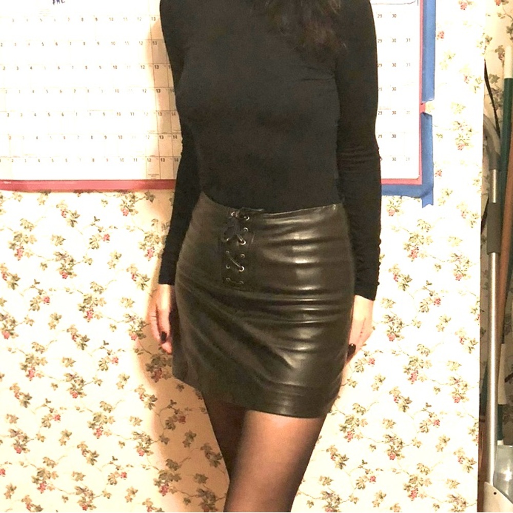 Beautiful WALTER BAKER leather mini skirt size 2